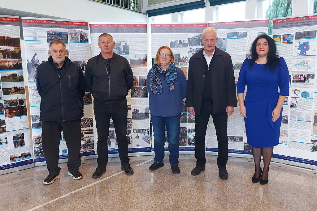 [FOTO] U križevačkoj srednjoj školi otvorena izložba povodom Dana sjećanja na žrtve Vukovara i Škabrnje