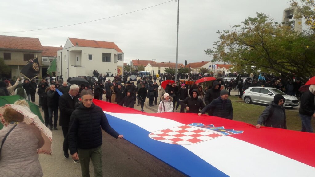 Križevački branitelji i srednjoškolci na mimohodu u Škabrnji