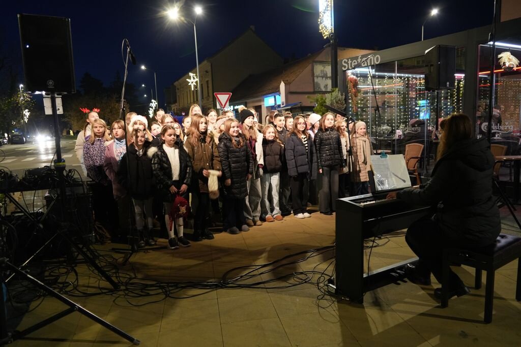 [VIDEO] Prigodnim programom upaljena prva adventska svijeća u Koprivnici