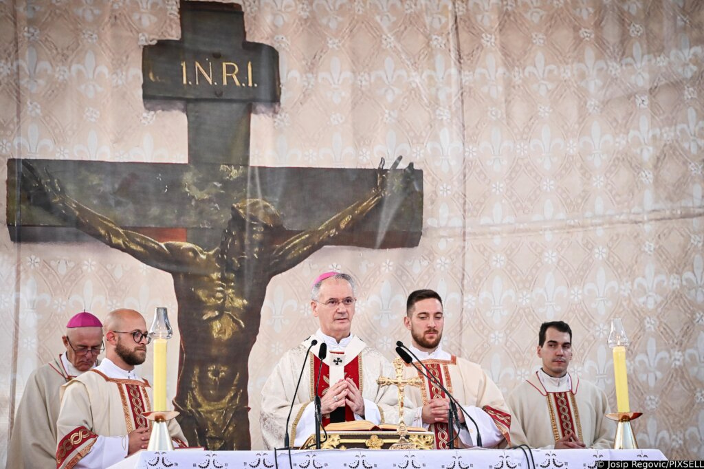 Nadbiskup Kutleša: Na Sve svete ne okupljamo se oko hladnih grobova nego oko svjetla nade