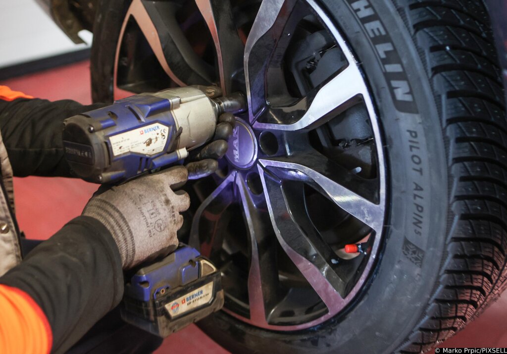 Prometnu nesreću skrivila vozačica s ljetnim gumama, ozljede zadobila baka