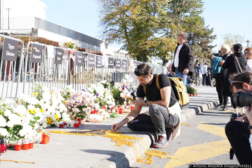 Novi Sad: Deseci tisuća ljudi u 16-minutnoj šutnji za žrtve pada nadstrešnice