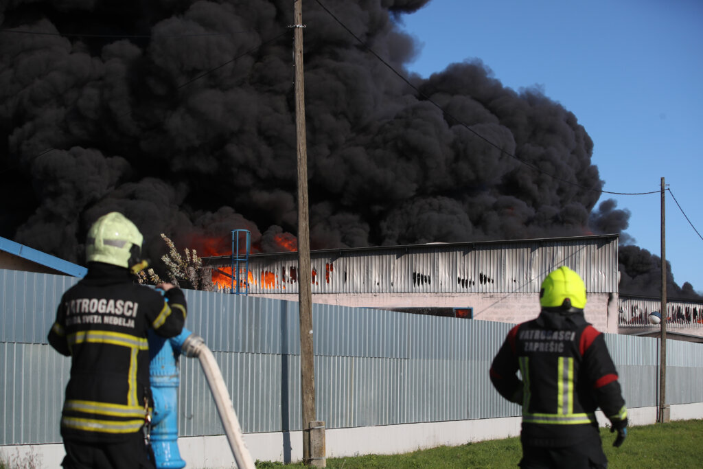NZJZ: Građani zapadnog dijela Zagreba zbog požara trebaju poduzeti mjere opreza