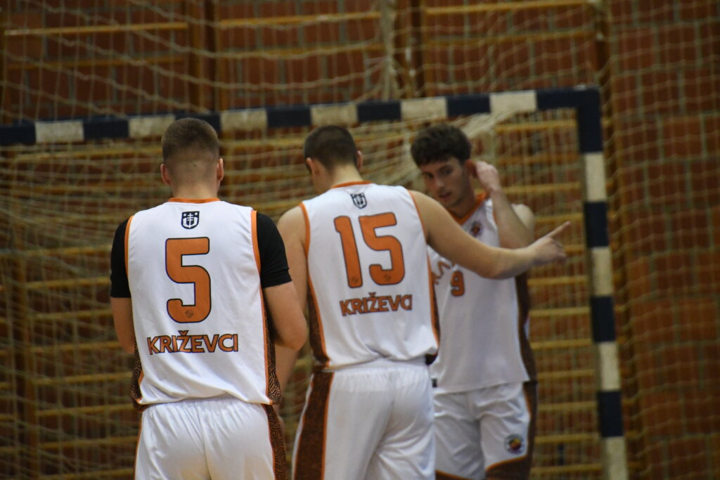 KOŠARKA Radnikovci slavili u Sesvetskom Kraljevcu