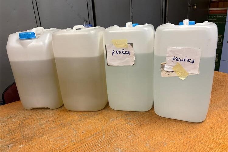 U autu prevozio oko 40 litara rakije, policija će protiv njega podići kaznenu prijavu