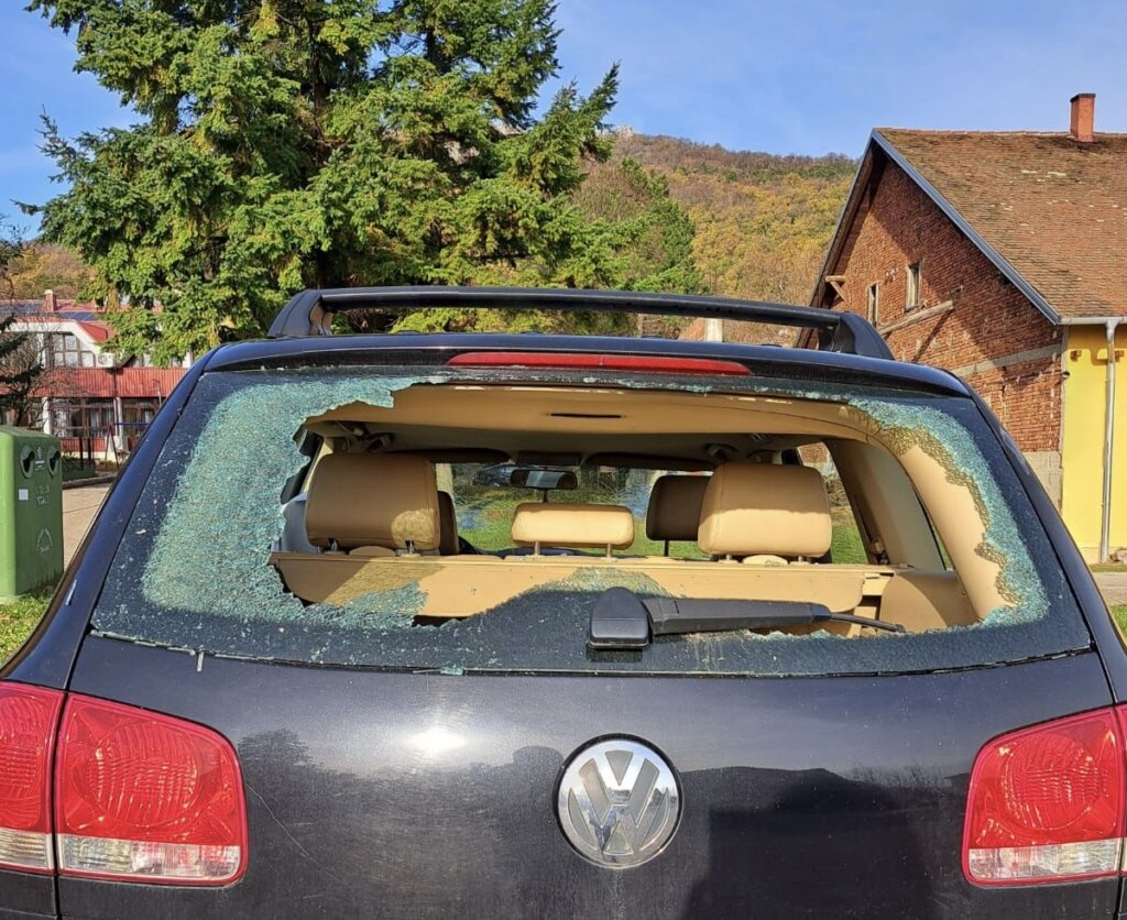 KAKVO JE TO VRIJEME DOŠLO Razbijen automobil majke križevačkog gradskog vijećnika Mladena Kešera, oštećen i kombi