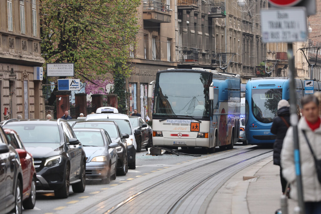 Zaustavljen promet zbog sudara tramvaja i autobusa