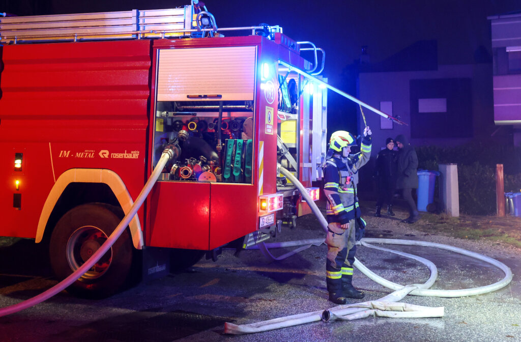 Izgorio dvojni drveni objekt, vatrogasci zaštitili štale sa životinjama