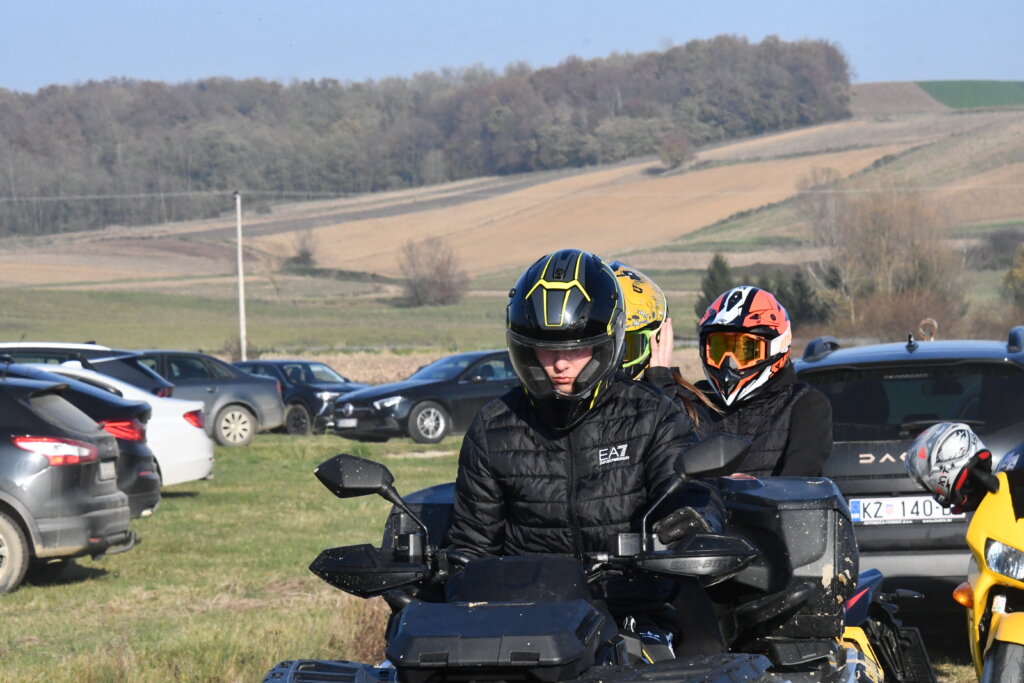 Pretežno oblačno, mjestimice kiša i pljuskovi