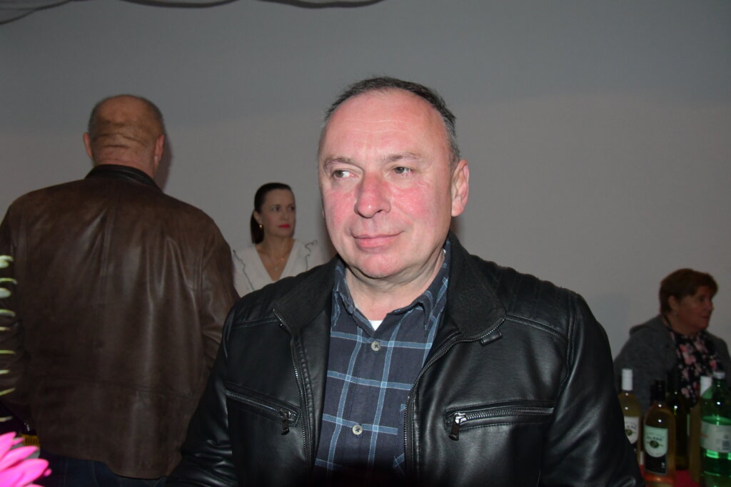 Promjenljivo oblačno, povremeno s kišom