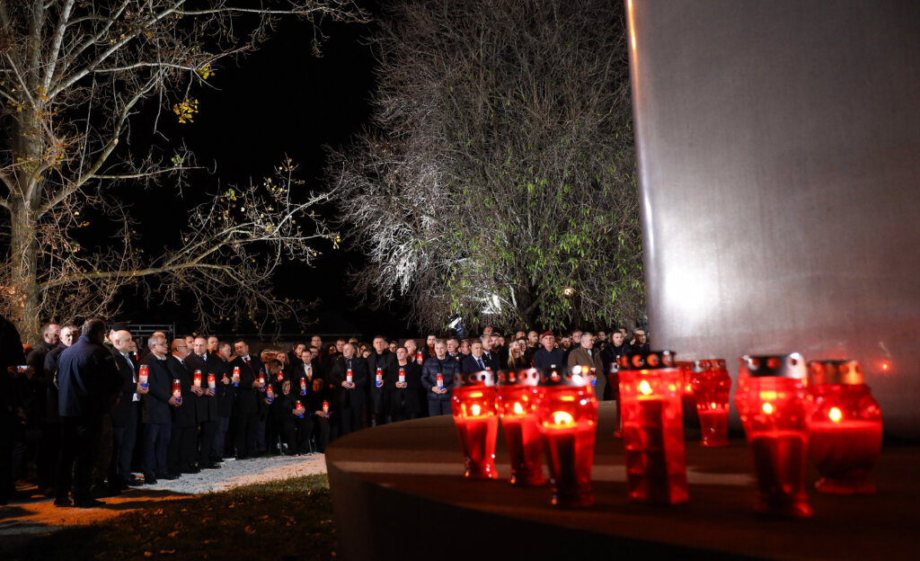 Molitva i svijeće u dvorištu vukovarske bolnice za žrtve agresije 1991.