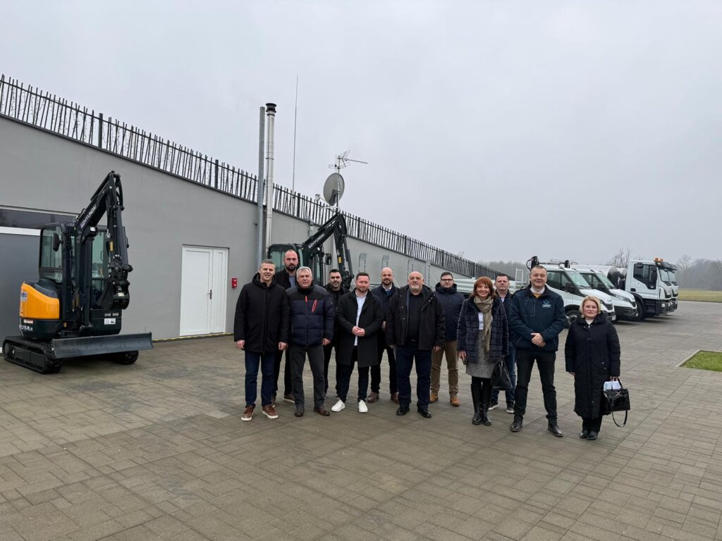 604840686 1418117710324747 2105031615310495859 N