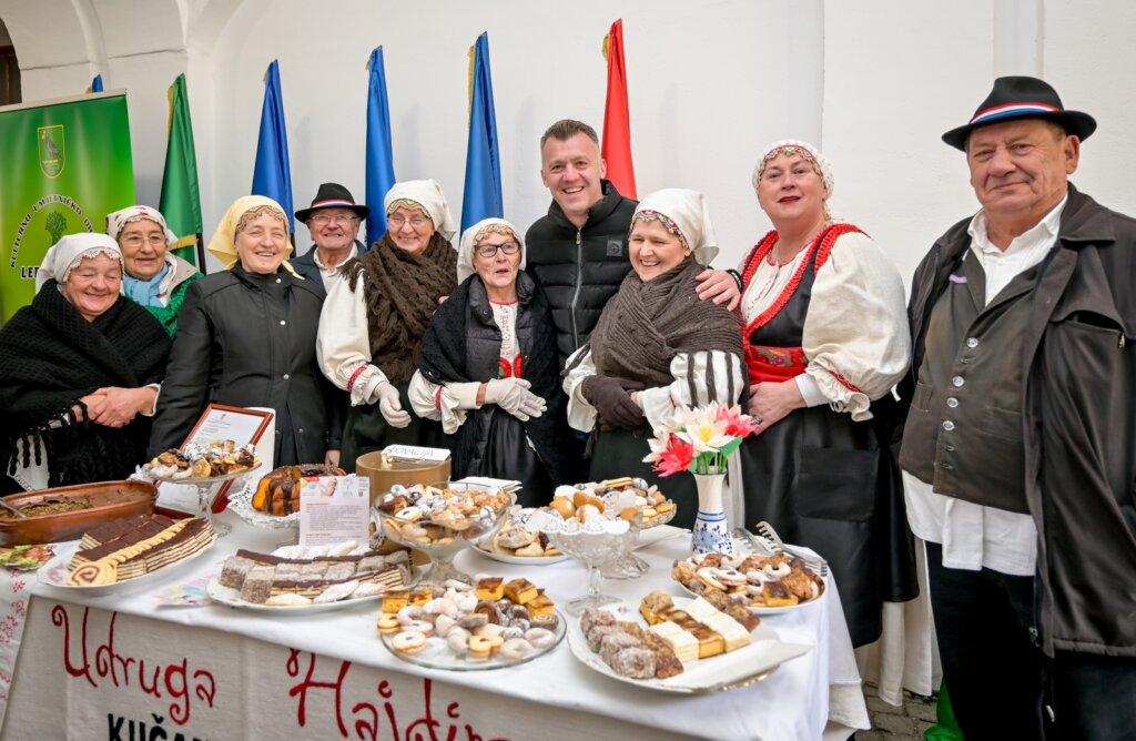 [FOTO] Treća adventska subota u atriju varaždinske Županijske palače okupila mnoštvo posjetitelja