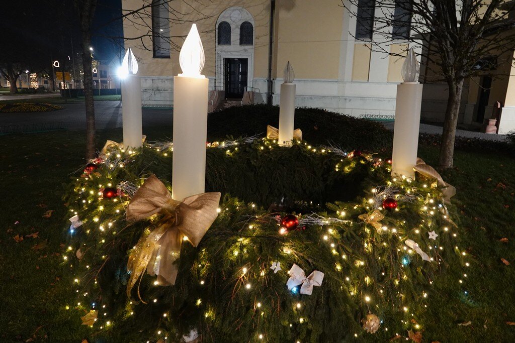 Na adventskom vijencu ispred crkve sv. Jurja u Đurđevcu upaljena prva svijeća