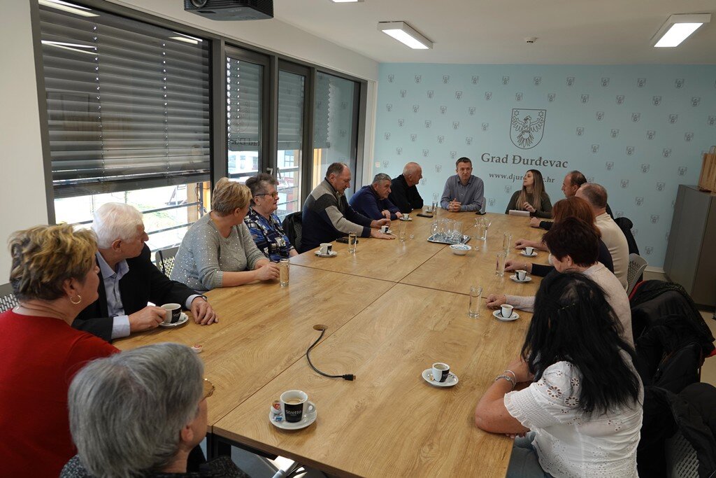 Gradonačelnik Hrvoje Janči održao sastanak s Maticom umirovljenika, dogovorene aktivnosti za bolji standard starijih građana