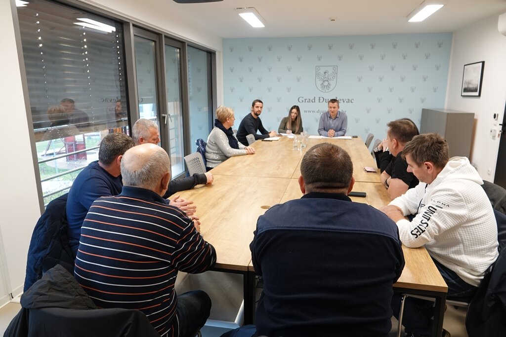 Gradonačelnik Janči održao sastanak s Mjesnim odborima o planovima za uređenje kvartova i prigradskih naselja u 2026.