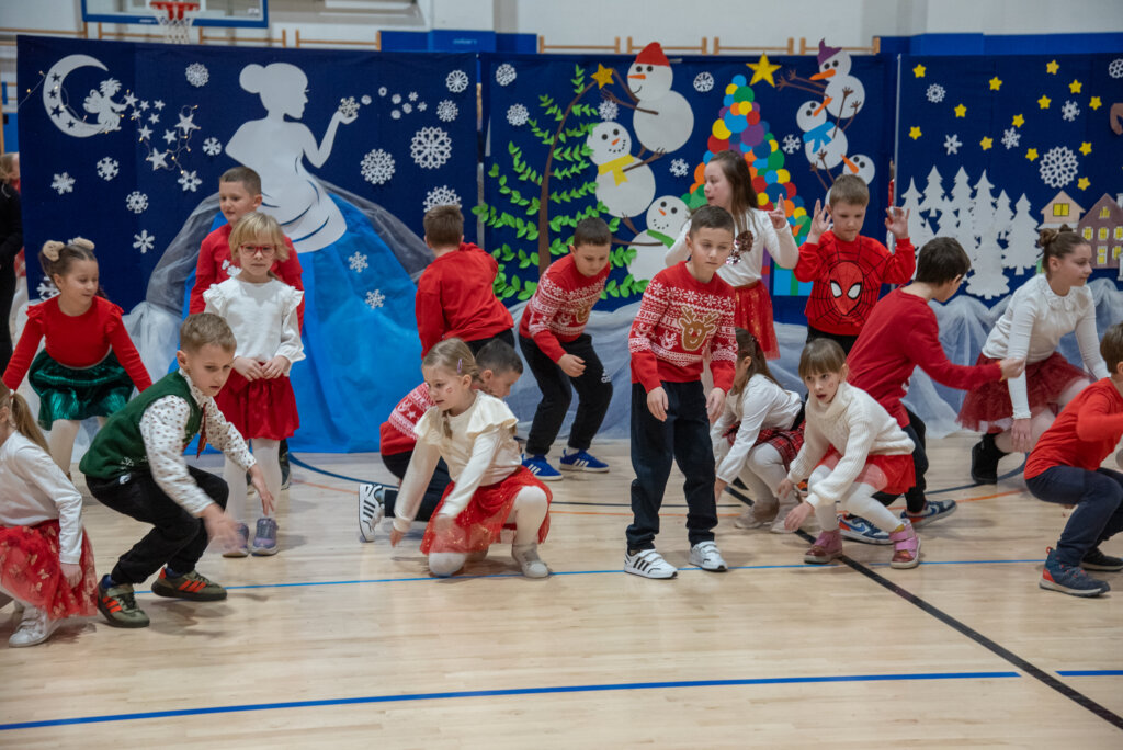 BOŽIĆ LJUBAV DARUJE Održana priredba Osnovne škole Ljudevita Modeca Križevci