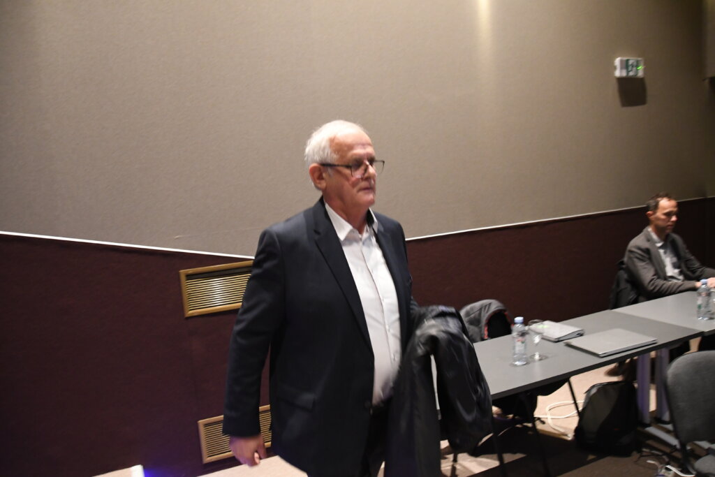 OVAJ ČOVJEK IDE DALJE Poslovnikom zabranjuje fotografiranje tijekom sjednice, novinarima će moći uskratiti akreditaciju, a uvodi i sigurnosnu provjeru