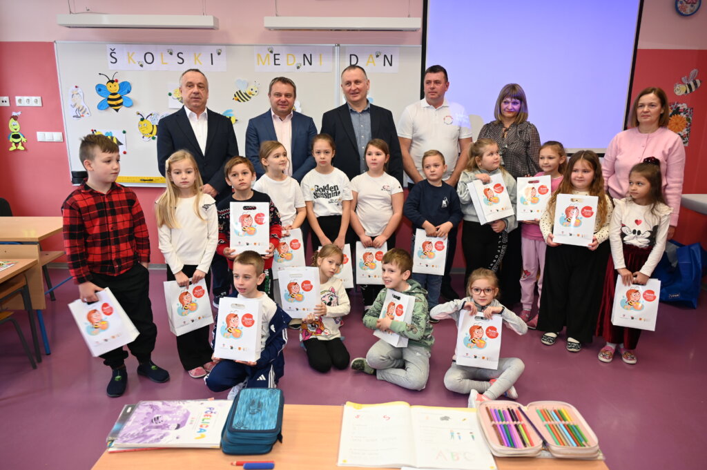 [FOTO/VIDEO] Prvašići u Zagrebačkoj županiji dobili staklenku domaćeg meda