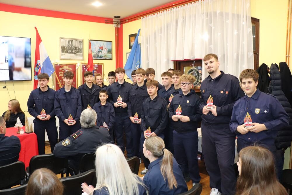 [FOTO] 33 natjecanja, 14 pehara i plasman na Vatrogasnu olimpijadu kao kruna rada mladeži DVD-a Koprivnica 