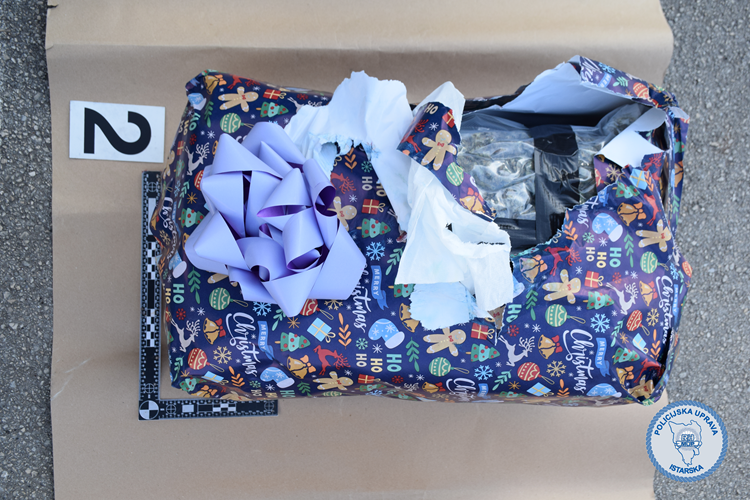 Policija presrela božićne poklone i zaplijenila više od 11 kilograma marihuane