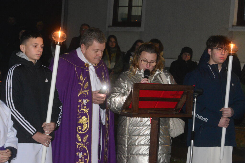 [FOTO/VIDEO] U Dubravi upaljena treća adventska svijeća