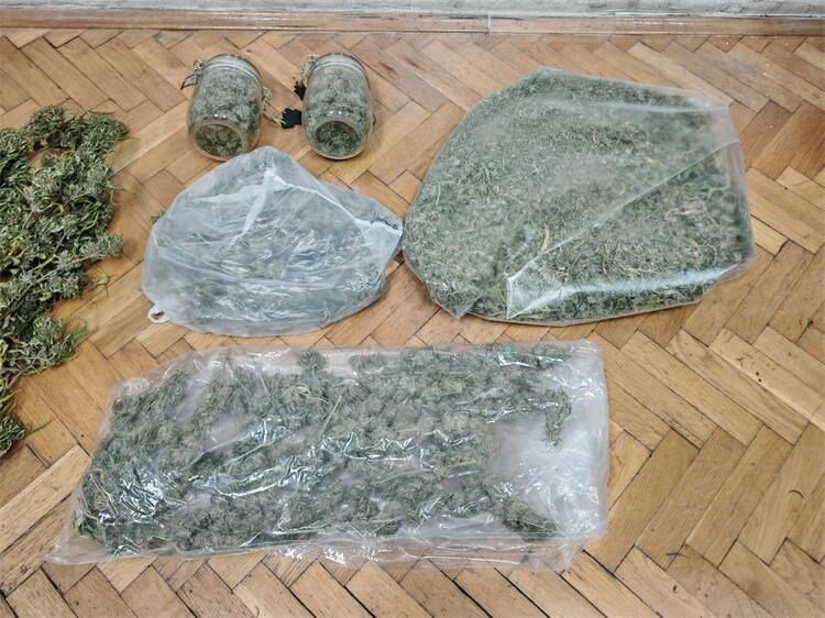 Policija zaustavila vozača i pronašla gotovo kilogram marihuane