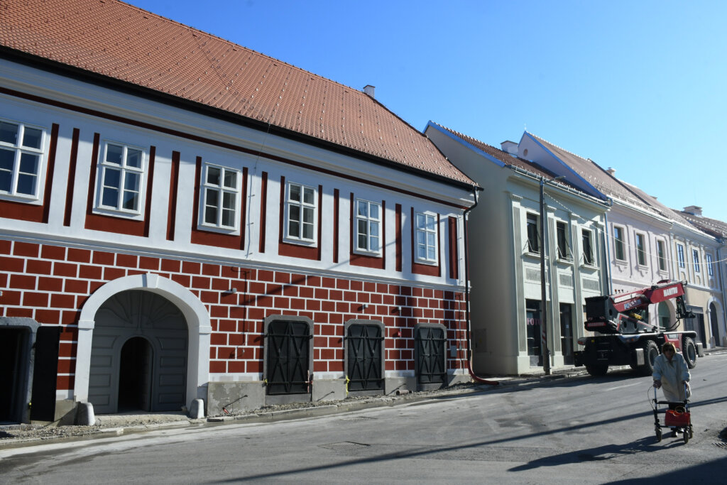 Ministrica Nina Obiljen Koržinek Obilazi Gradilišta U Petrinji