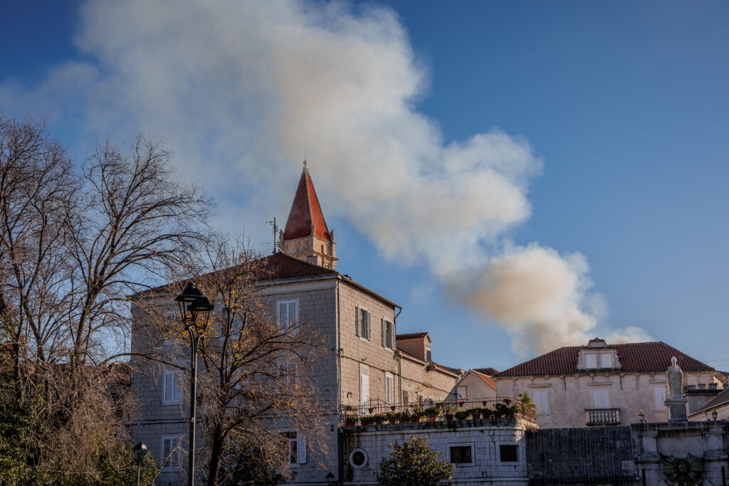 Požar u stanu gasilo 40 vatrogasaca