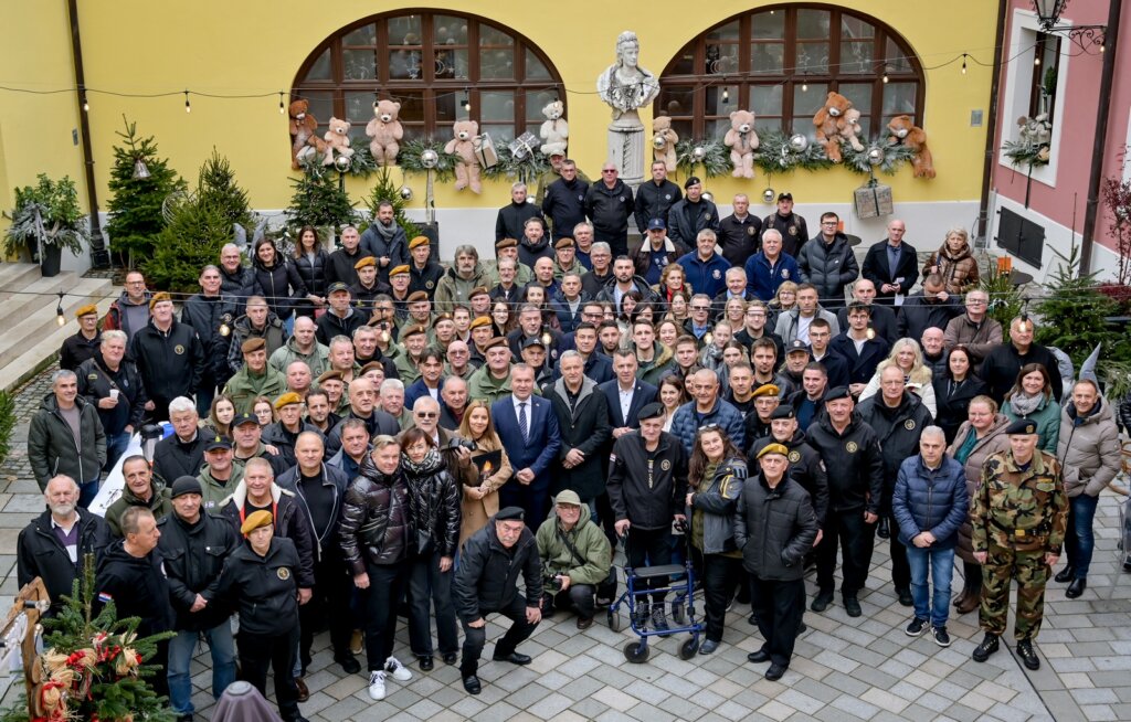 [FOTO] Marko Perković Thompson posjetio Županijsku palaču, susreo se sa županom Stričakom, izbornikom Dalićem i članovima braniteljskih udruga