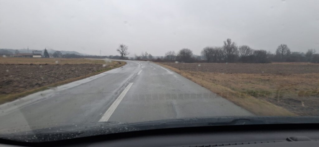 Skliski kolnici, magla, moguća poledica