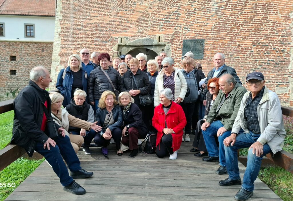 Dugoselski umirovljenici dobili 5 kilograma jabuka i posjetili Međimurje
