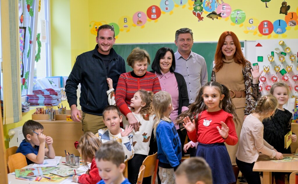 [FOTO] Veselo predstavljanje nove slikovnice „Kako je to došlo na moj tanjur?“ – mališani iz Malog i Velikog Bukovca gazili zelje