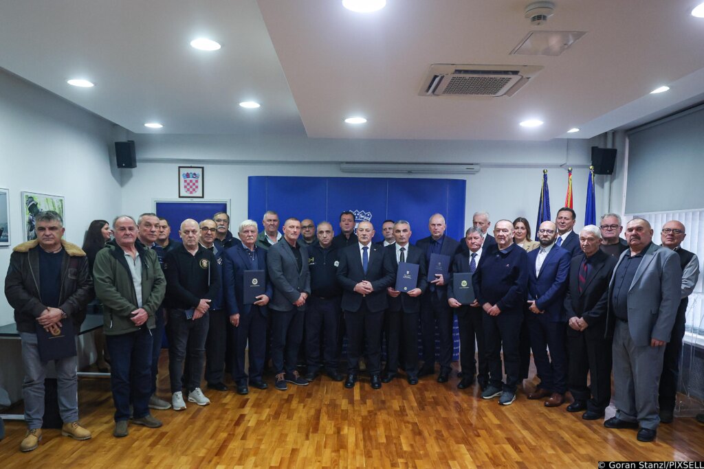 Zagreb: Ministar Tomo Medved Uručio Je Braniteljske Zahvalnice Postrojbama Iz Domovinskog Rata