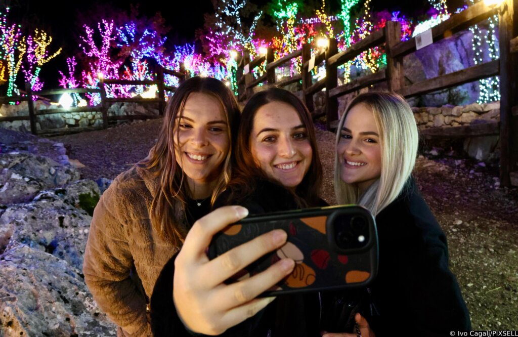 Bajkovito Uređeno Božićno Selo Gornji Dolac Osvijetljeno Je S 4,5 Milijuna Lampica