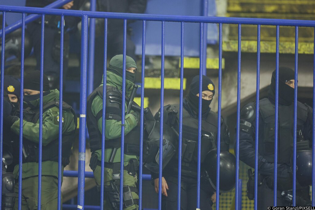 MUP: Do poluvremena 37 privedenih navijača u Maksimiru