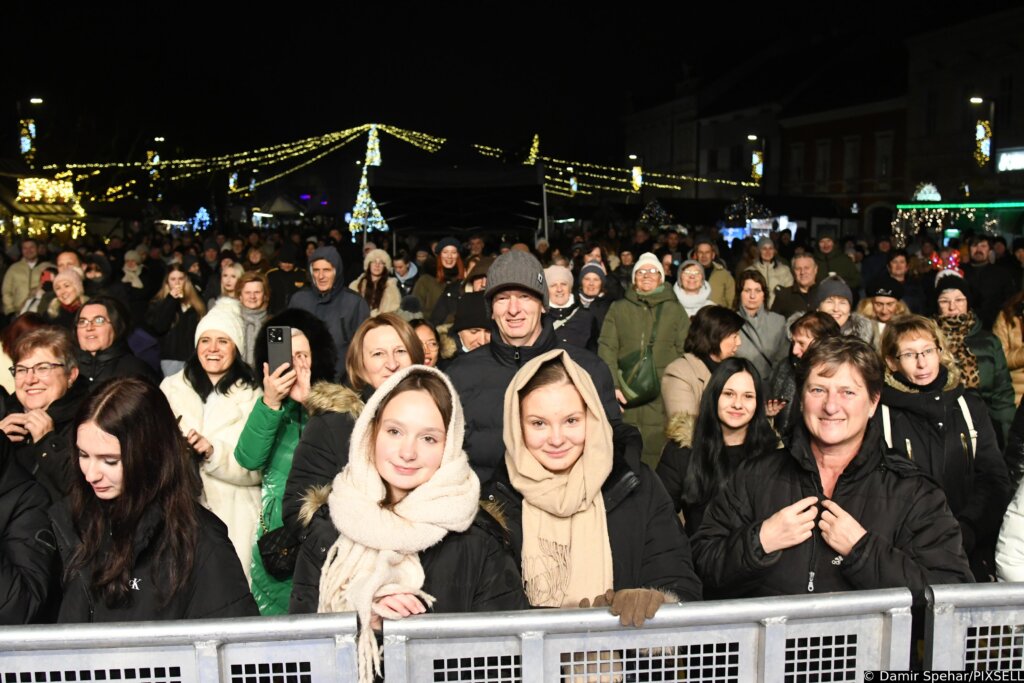 Nina Badrić Oduševila Okupljene Posjetitelje Koprivničkog Adventa