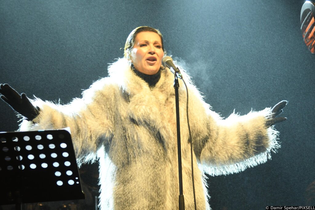 Nina Badrić Oduševila Okupljene Posjetitelje Koprivničkog Adventa