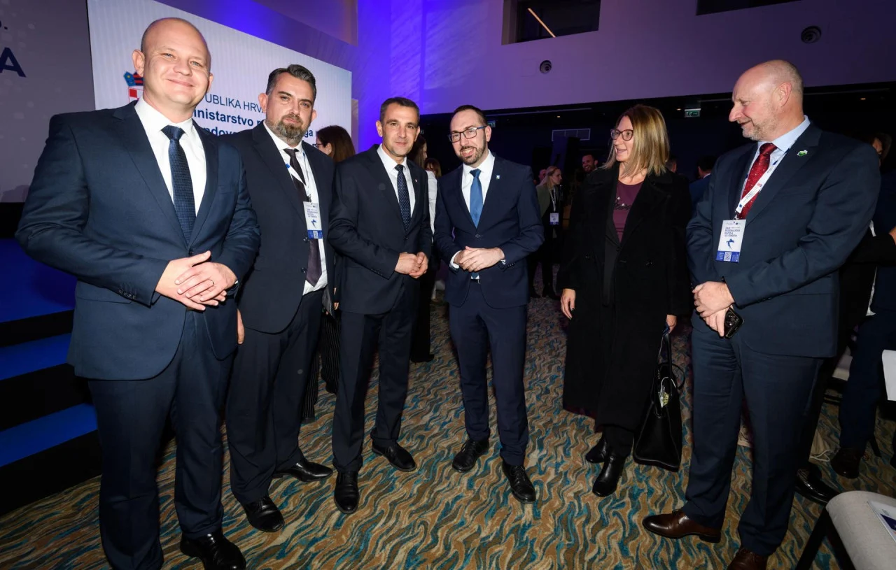 O 30685768 1280 800x800 Equal