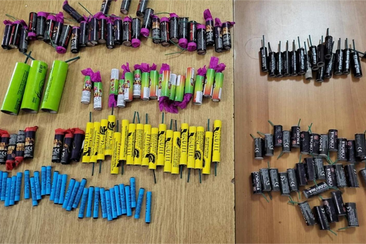 Dijete teško ozlijeđeno petardom, amputirana su mu dva prsta lijeve ruke