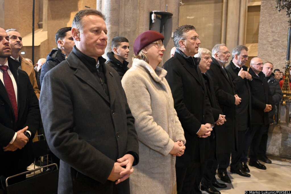 Proslava Svetkovine Rođenja Gospodinova Božića U Zagrebačkoj Katedrali