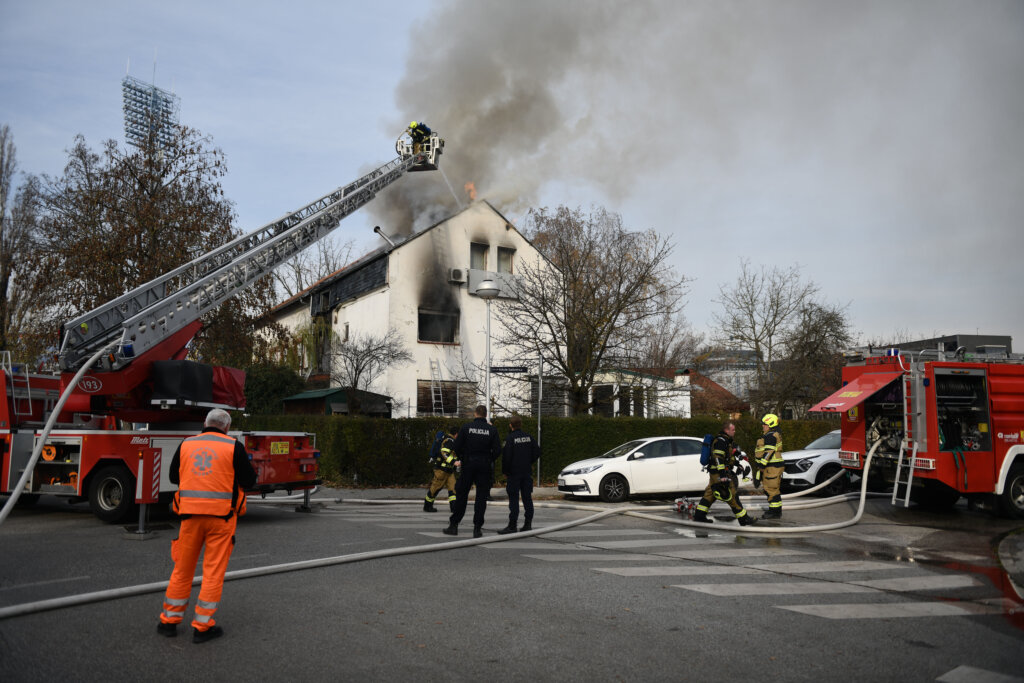 Ugašen požar kuće u zagrebačkom Maksimiru