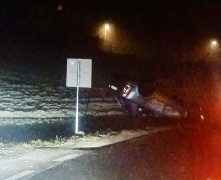 Automobil izletio u zavoju i završio na krovu