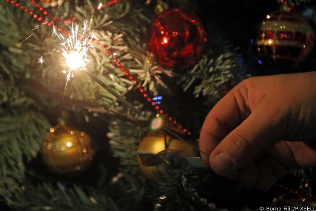 Dijete prskalicom zapalilo automobil