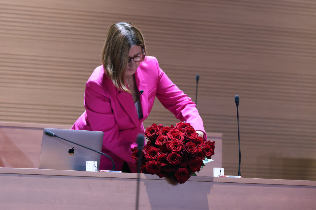 Marijana Puljak za saborskom govornicom s 39 ruža za 39 ubijenih žena