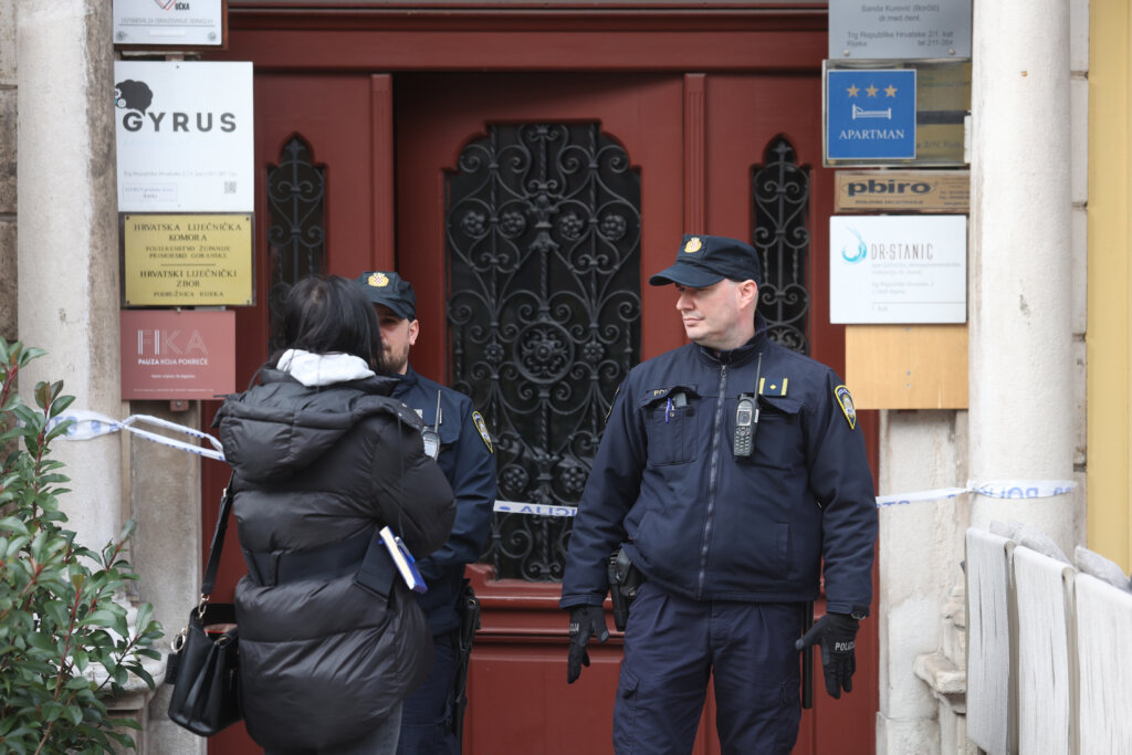Na stubištu zgrade pronađena teško ozlijeđena žena, preminula je unatoč reanimaciji. U stanu pronađen muškarac s ozljedom vrata