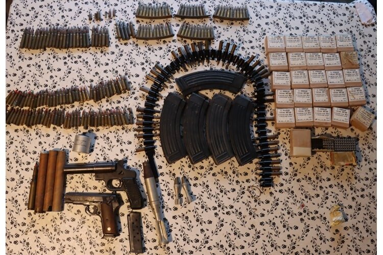 Policija kod četvorice pronašla marihuanu, amfetamin, improvizirani laboratorij, oružje i streljivo