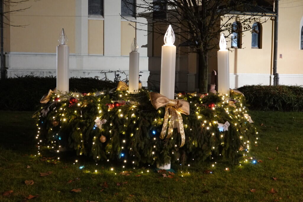 Upaljena druga svijeća na adventskom vijencu kod crkve sv. Jurja u Đurđevcu