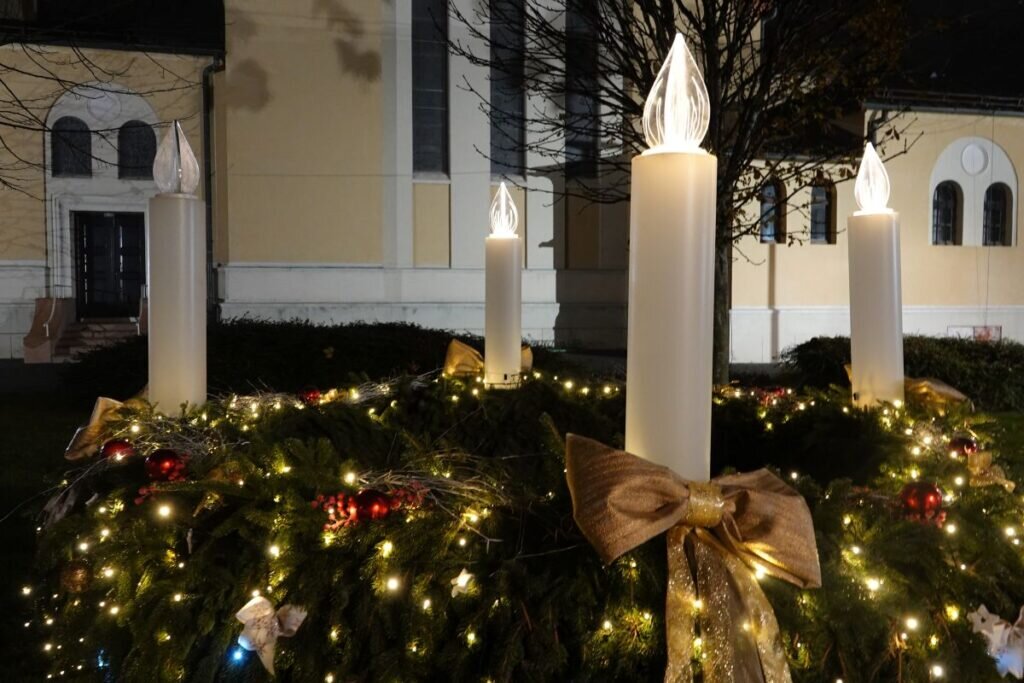 Upaljena treća svijeća na adventskom vijencu kod crkve sv. Jurja