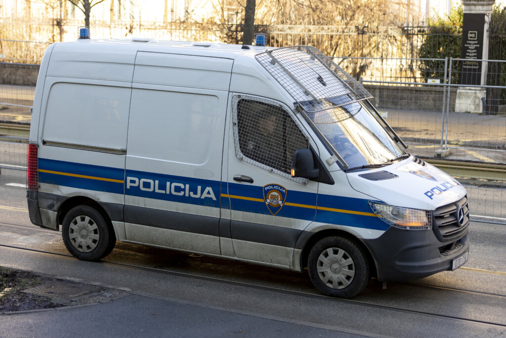 Na Županijski Sud U Osijeku Privedena Petorica Muškaraca Osumnjičenih Za Krijumčarenje Ljudi policija kombi